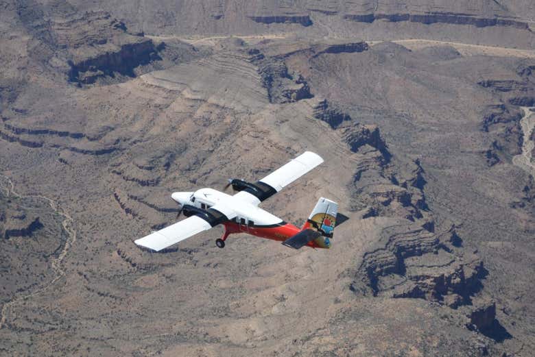 Avioneta sobre el Gran Cañón