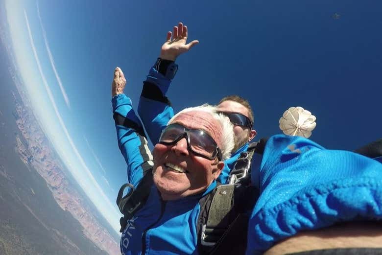 Durante o salto de paraquedas tandem no Grand Canyon