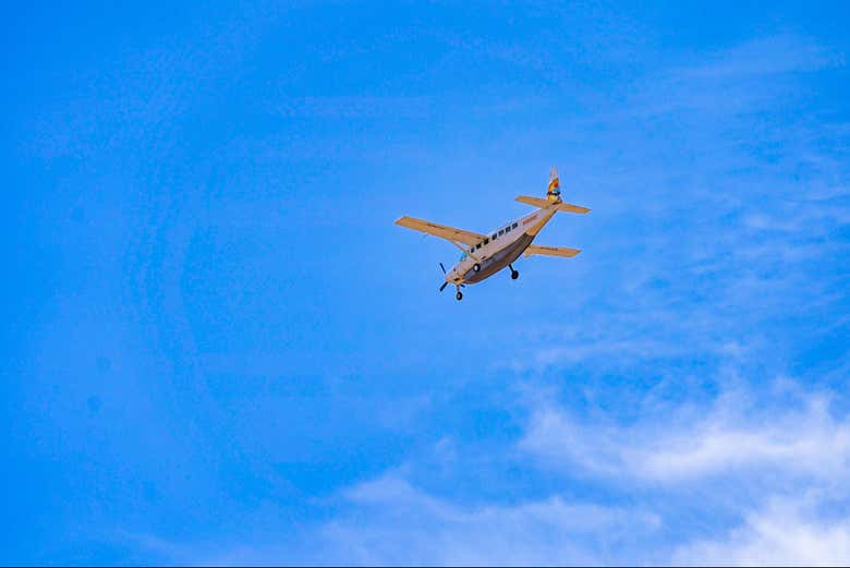 O monomotor sobrevoando o céu do Grand Canyon
