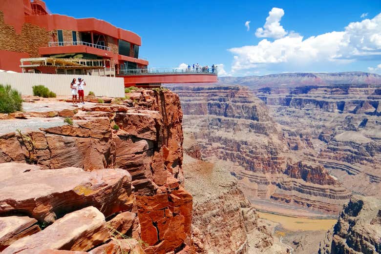 Contemplando o Grand Canyon do mirante Skywalk
