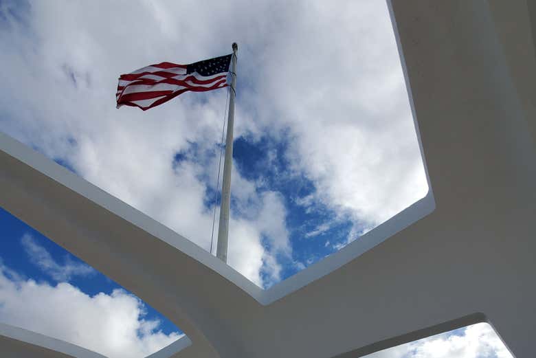 La bandera de Estados Unidos ondeando en lo alto del Memorial