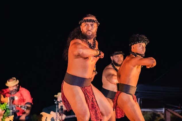 Mauka Warriors bailando hula kahiko