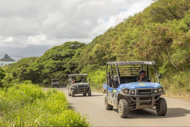 Conduciendo un buggy por las verdes colinas de Kualoa Ranch