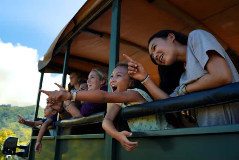 Disfrutando de la aventura en camión safari por Kualoa Ranch
