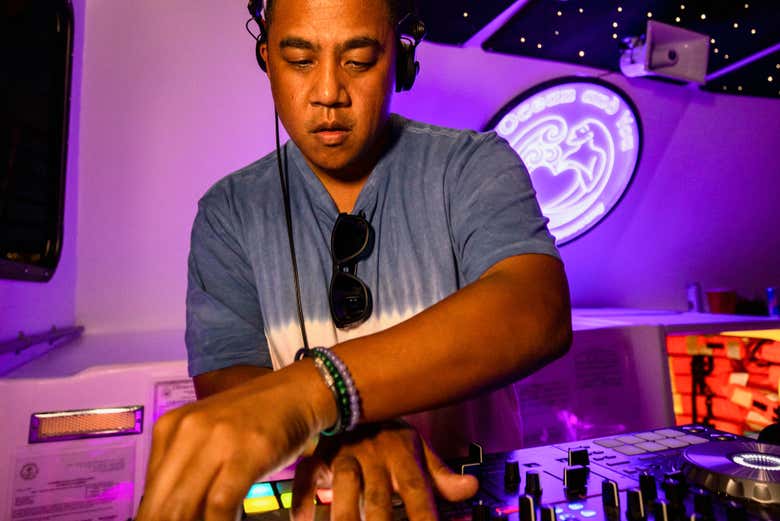 DJ sulla barca