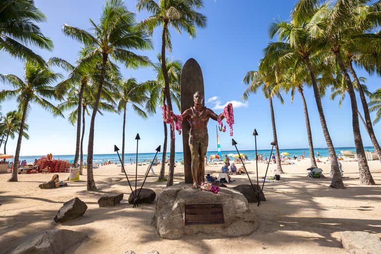 Admirando a escultura de Duke Kahanamoku