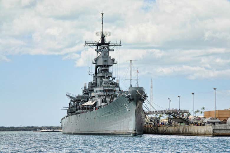 Battleship Missouri Memorial está ancorado no cais