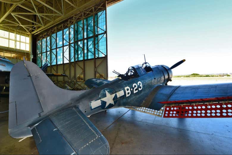 Observez l'avion B23 