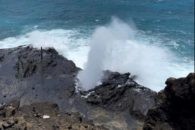Las olas rompiendo en Halona Blowhole