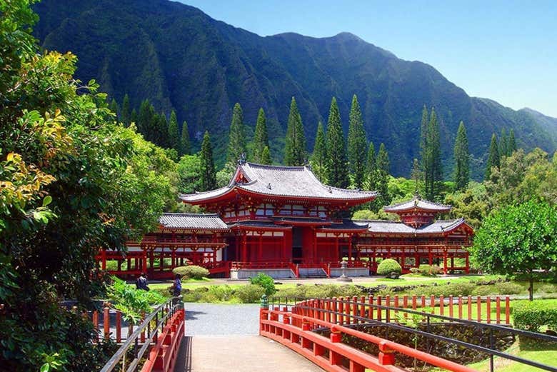Templo Byodo-In cercado por jardins exóticos
