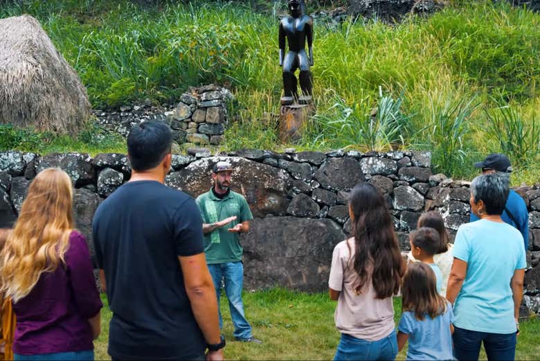 Escuchando atentos las historias del guía en Kualoa Ranch