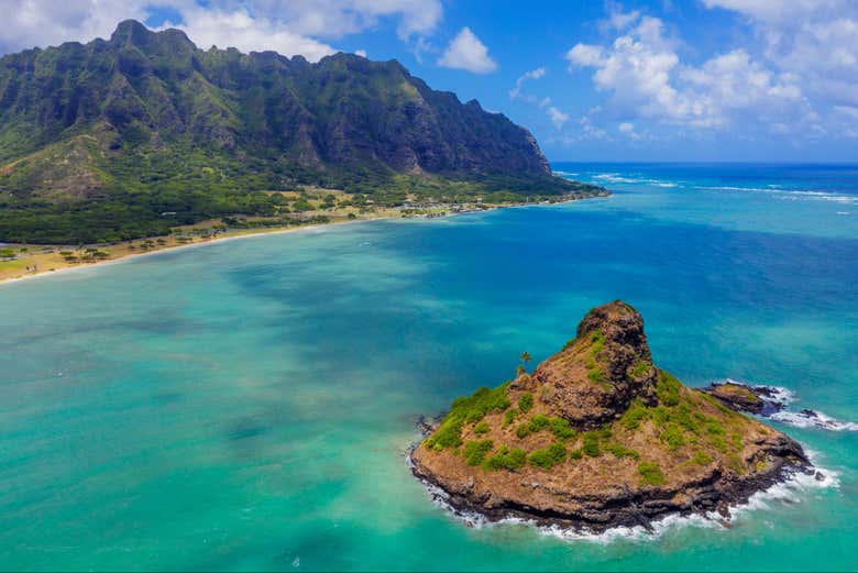 A ilha Mokolii emergindo na Baía de Kaneohe