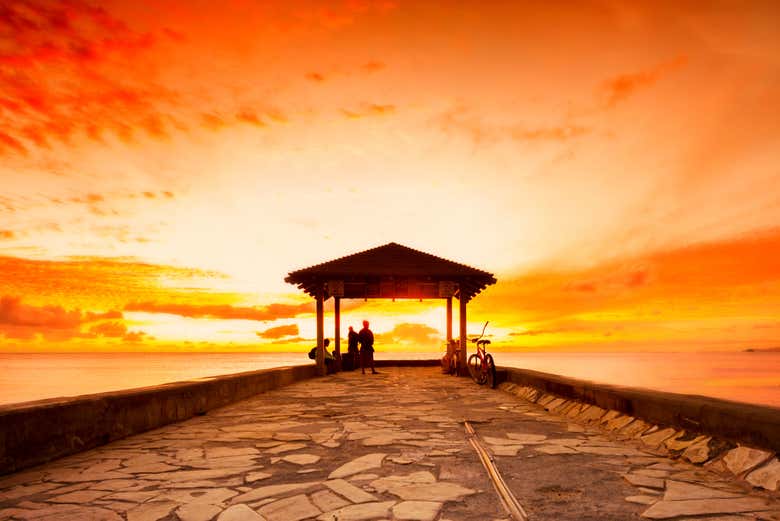 Contemplando o Waikiki Wall ao entardecer