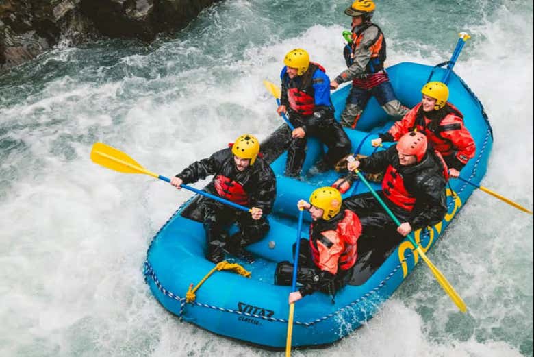 Disfrutando del rafting en el Sixmile Creek