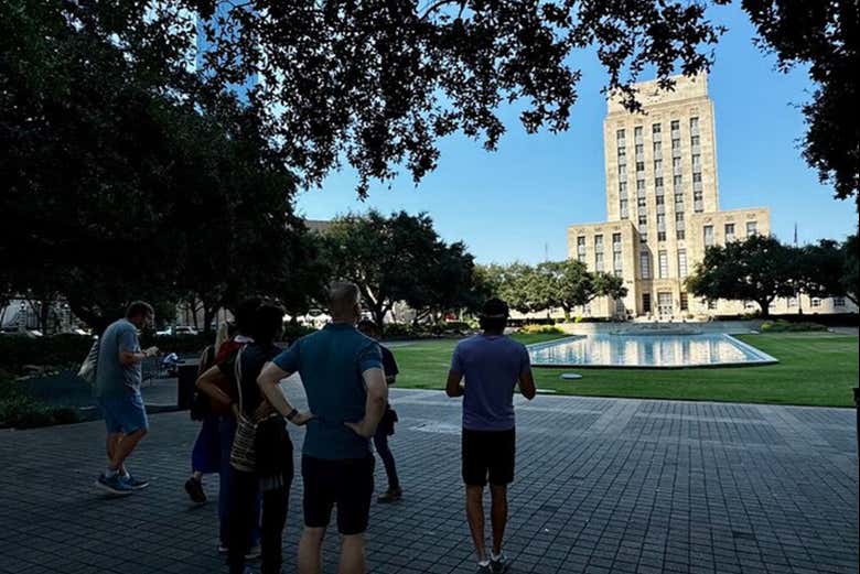 Admirando el edificio del Ayuntamiento de Houston