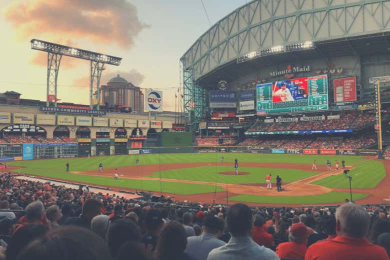 Assistindo a um jogo ao pôr do sol em Houston