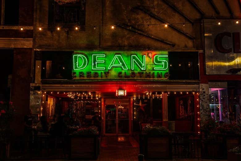Que mistérios esconde este bar?