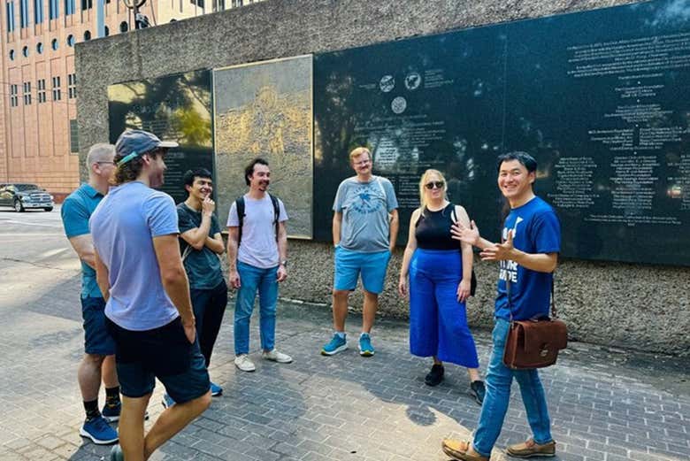 Frente a placas conmemorativas en Houston