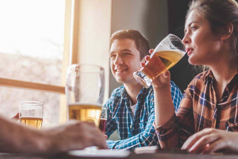 Saboreando uma deliciosa cerveja