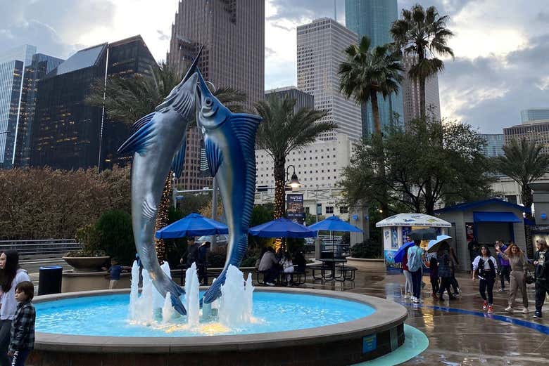 Fuente en los exteriores del Downtown Aquarium Houston