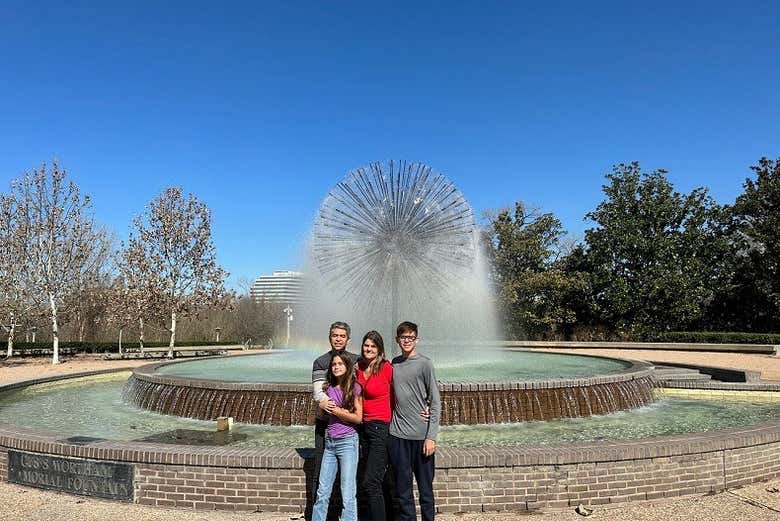 Foto en familia junto a una fuente