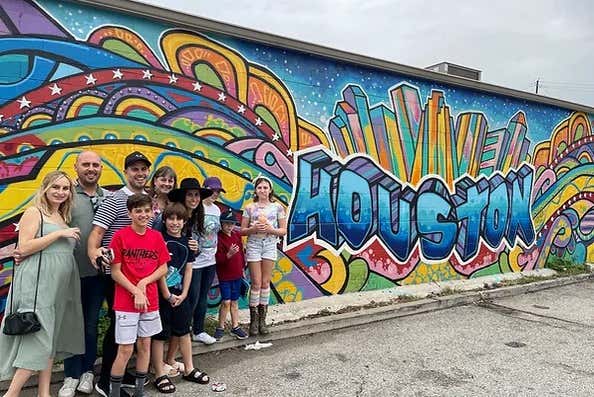 El grupo ante un grafiti de Houston