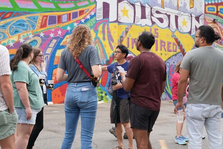 Atendiendo a las explicaciones del guía