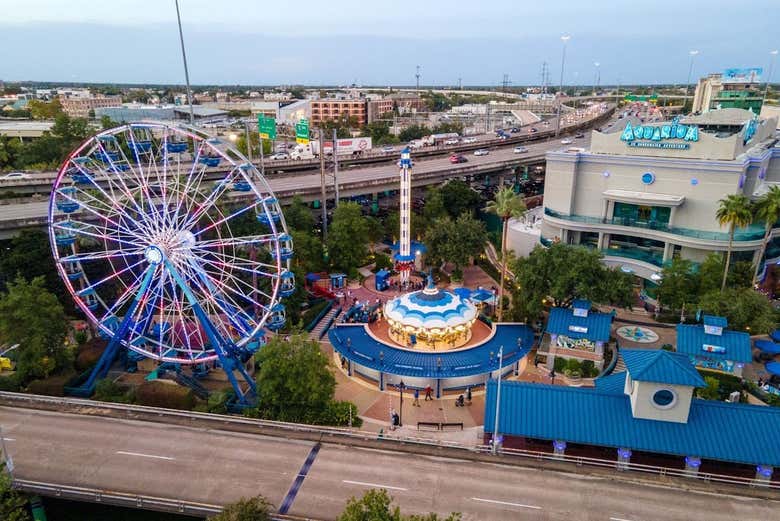 El acuario junto a un parque de diversiones