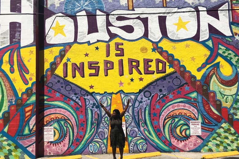 Posando em frente ao grafite de Houston