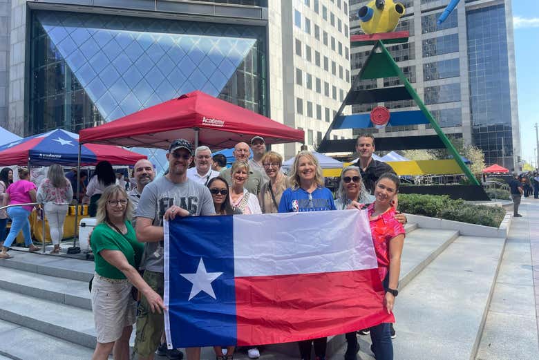 Segurando a bandeira do Texas