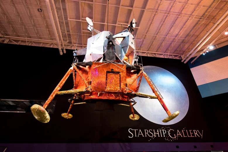 Módulo Lunar LTA-8 suspendido en el Space Center Houston