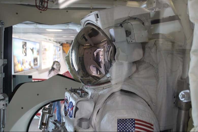 Você poderá ver os trajes de astronauta