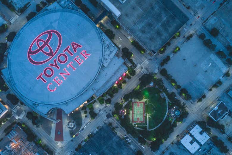 El Toyota Center iluminado por la noche