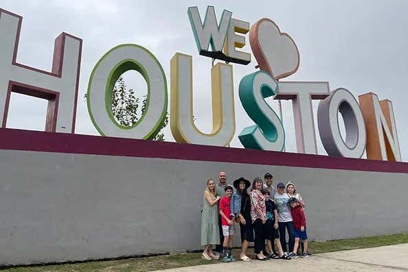 Posando ante el cartel We Love Houston