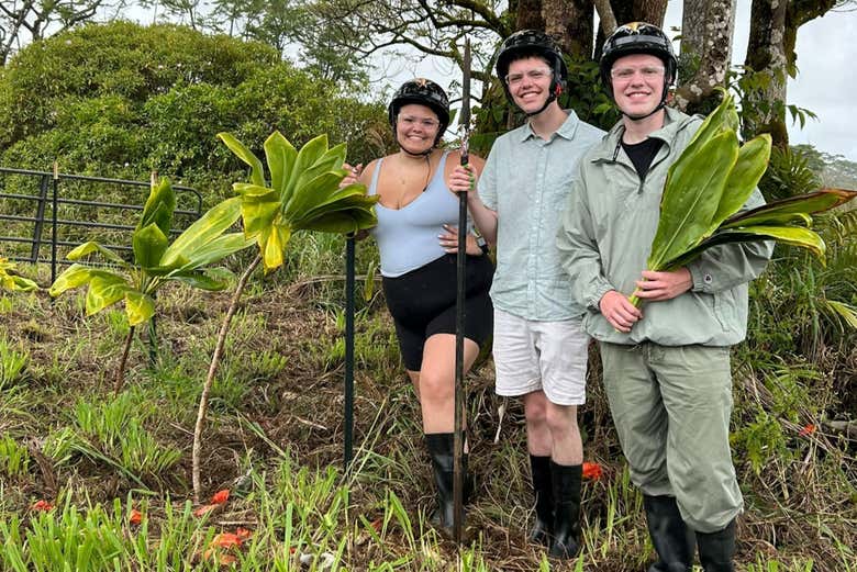 Visitando una finca de frutas de la zona