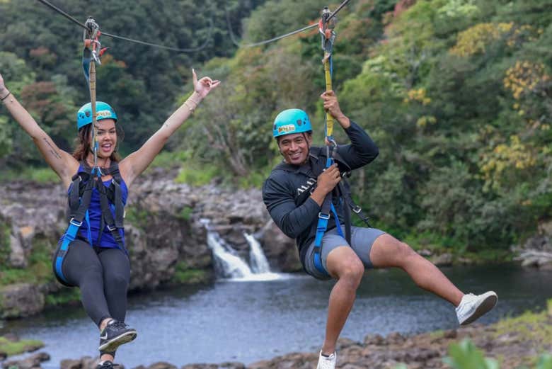 Couple glissant sur une tyrolienne