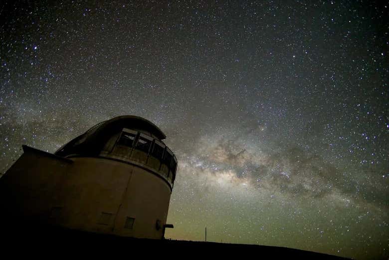 La nuit tombe sur le volcan Mauna Kea