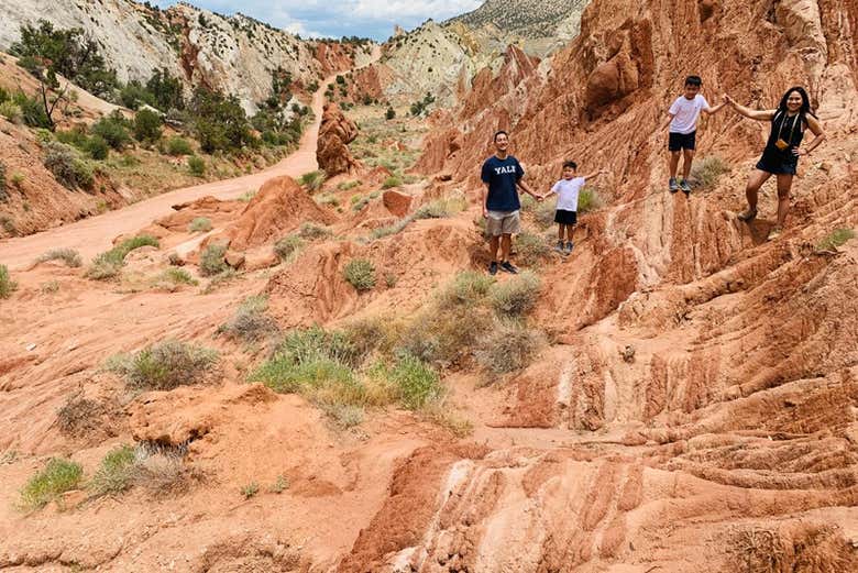Famille se baladant dans le canyon