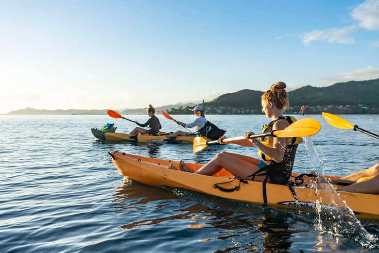 Remando in kayak nella baia di Kaneohe