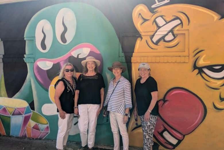 Posando ante el mural Bear Champ