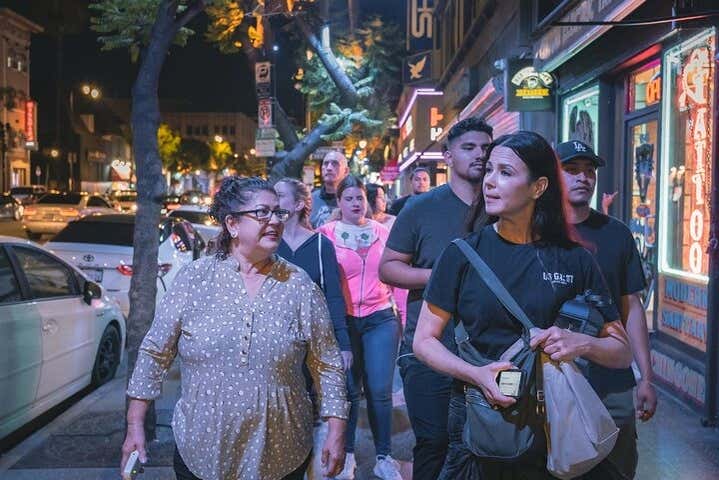 Recorriendo las calles de Kansas City al anochecer