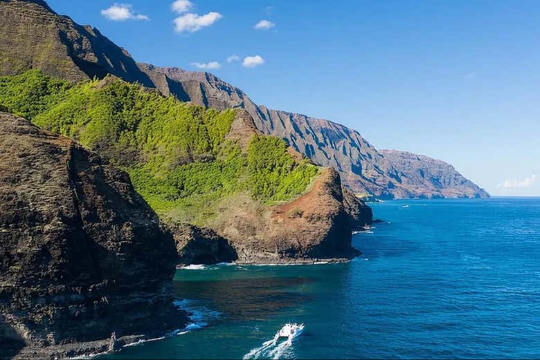 Navegaremos junto a los majestuosos acantilados de Na Pali