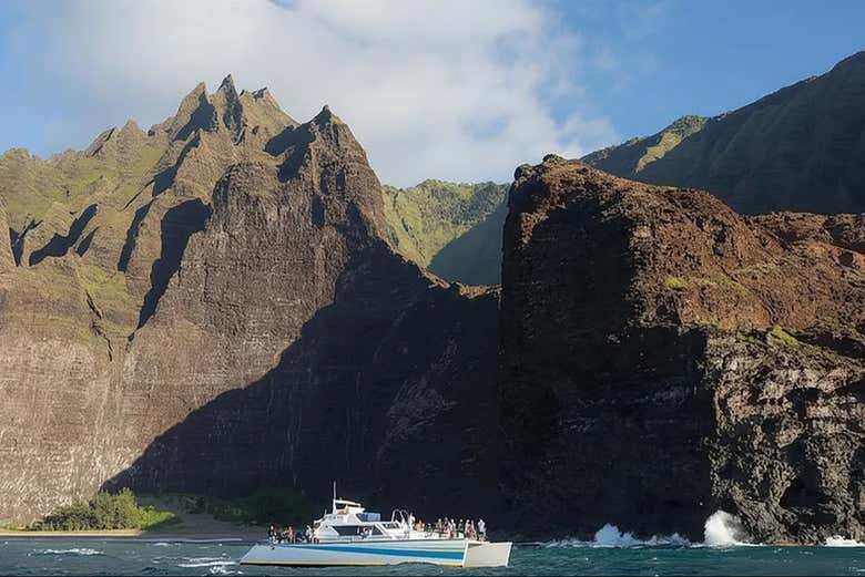 Surcaréis las aguas hawaianas en un moderno catamarán