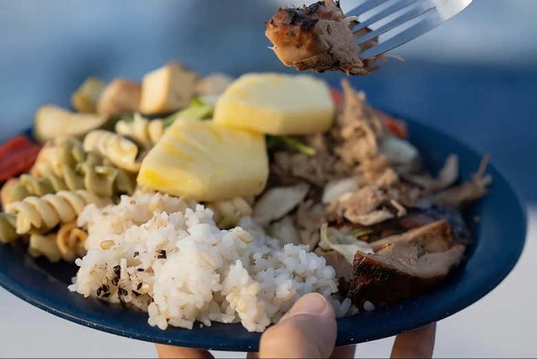 Deleitaos con una sabrosa cena de estilo hawaiano