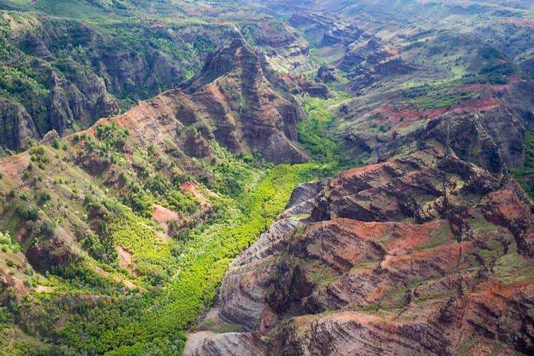 Vista aérea panorámica del relieve montañoso