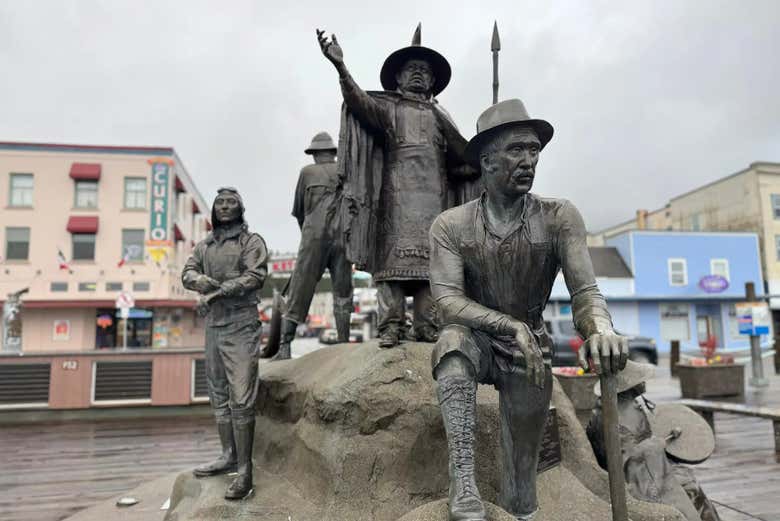 Comenzaremos el tour frente a las estatuas de The Rock