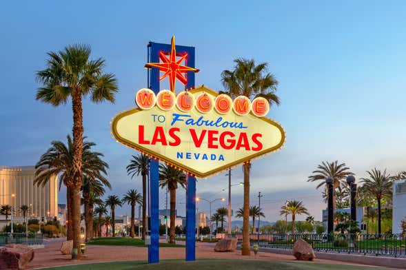 Mariage d’Elvis devant le panneau de Las Vegas