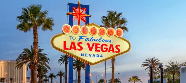 Mariage d’Elvis devant le panneau de Las Vegas
