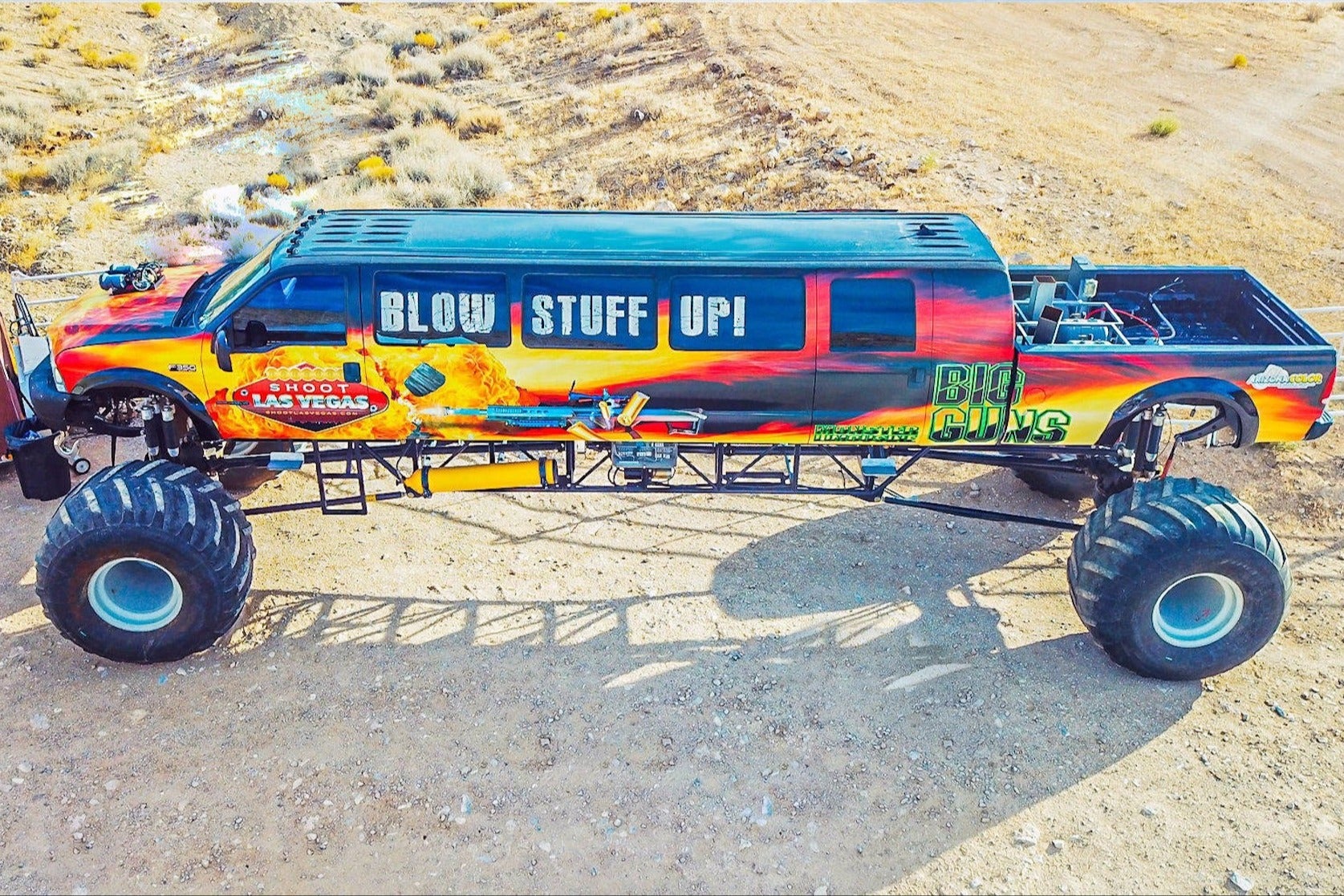 Condução de um monster truck no deserto de Las Vegas