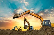 Destrucción de coches con excavadora en el desierto de Las Vegas